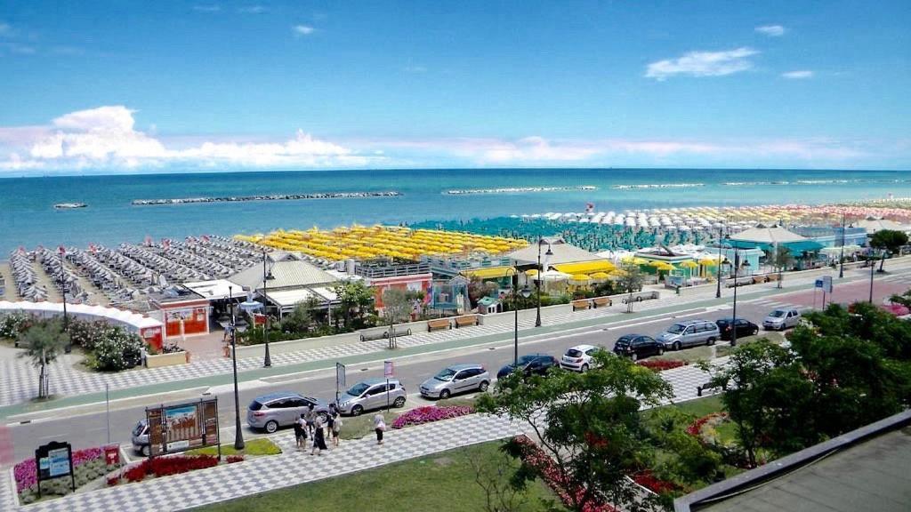 Hotel Cosmopol เชเซนาติโก ภายนอก รูปภาพ