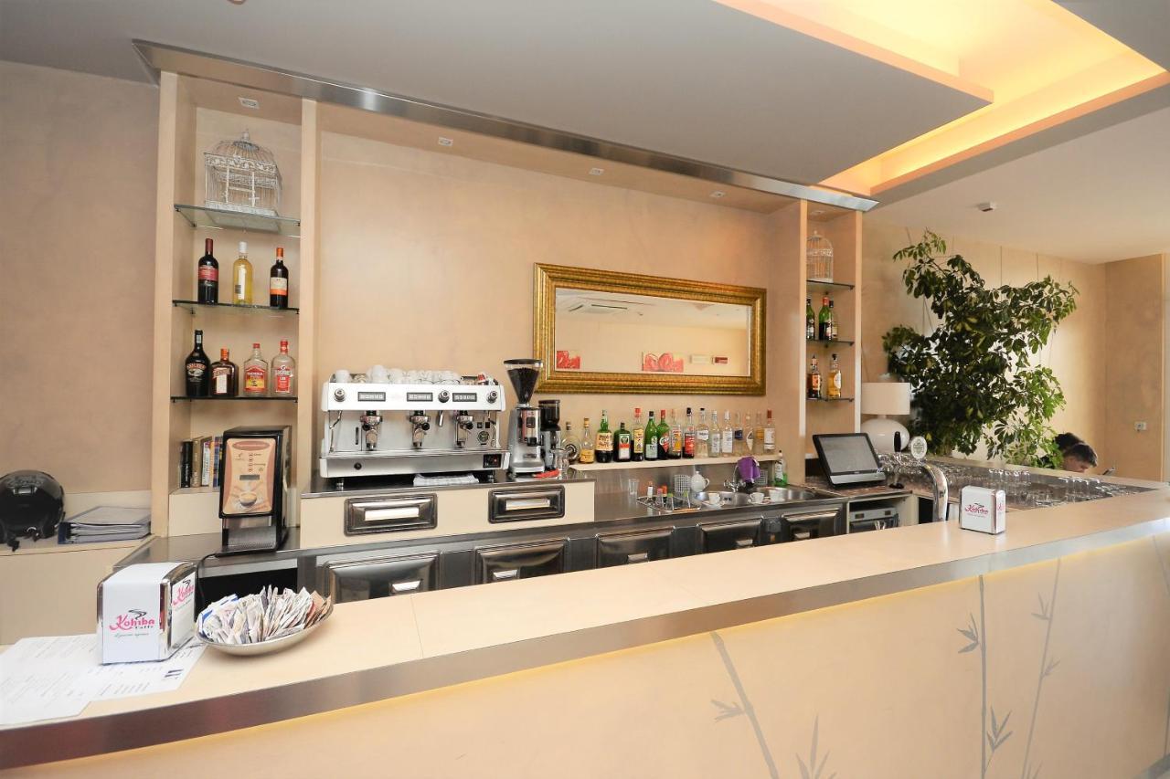 Hotel Cosmopol เชเซนาติโก ภายนอก รูปภาพ